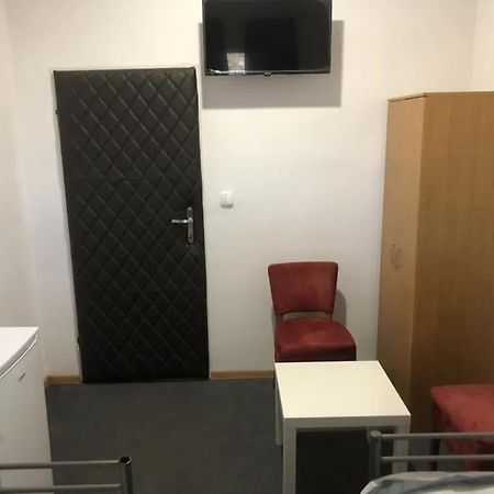 Hostel Leszno Ul.Uslugowa エクステリア 写真