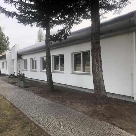 Hostel Leszno Ul.Uslugowa エクステリア 写真